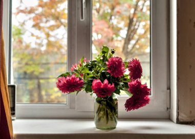 cam kavanozda kırmızı dahlias buket