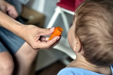 Bebek haşlanmış havuç yiyor