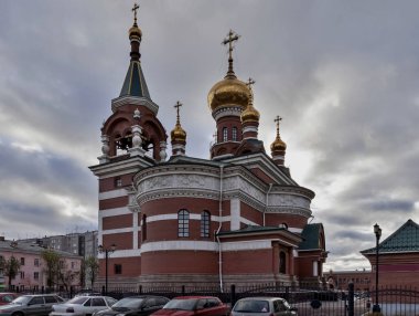 Temple Of kutsal büyük şehit George muzaffer Chelyabinsk, bulutlu gökyüzü bulutlu bir günde akşam görünümünde