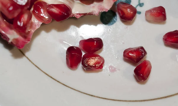 Grains Red Ripe Pomegranate Plate Close Narrow Focus Area — Stock Photo, Image