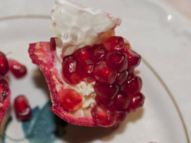 bir plaka üzerinde kırmızı olgun nar dilim