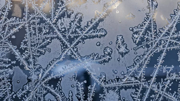 Croisement à la ligne de givre, motifs sur le verre de la fenêtre — Photo