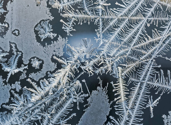 пересекающиеся линии замерзания, узоры на оконном стекле
