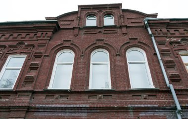 eski bir tuğla bina cephe