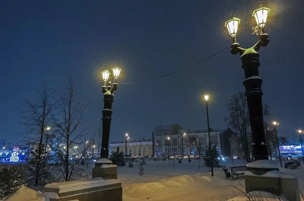 Городские Огни Светят Темной Морозной Зимней Ночью — стоковое фото