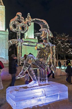 buz yılbaşı Şehir Meydanı'nda gece, Güney Ural, Chelyabinsk rakamlar.