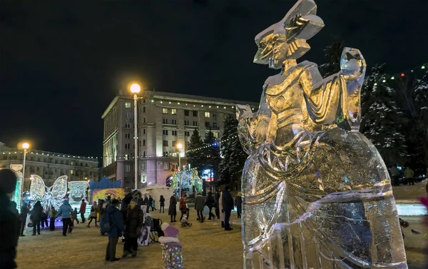 Eis Neujahrsfiguren Auf Dem Stadtplatz Der Nacht Süden Tscheljabinsk — Stockfoto