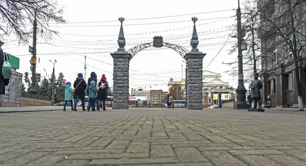 步行街与老大厦在市中心 南乌拉尔 车里雅宾斯克 — 图库照片