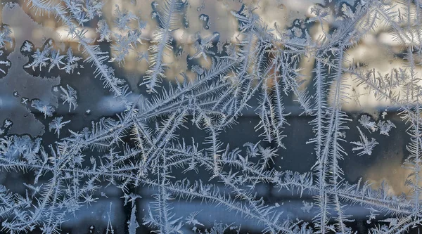 Склонен к линии замерзания, узоры на оконном стекле — стоковое фото