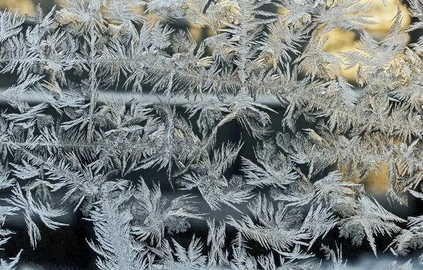 Belos padrões gelados em vidro — Fotografia de Stock