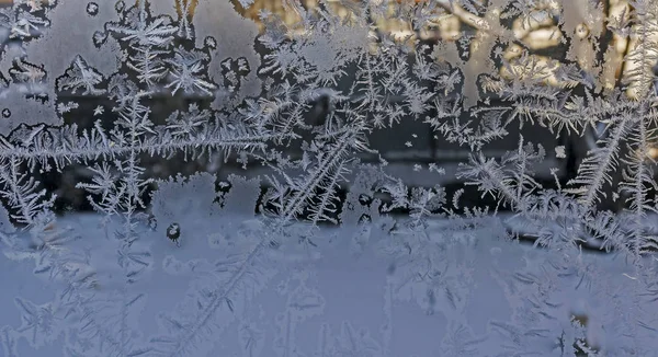 在窗口玻璃上的结霜图案 寒冷的图案的纹理冬季背景 — 图库照片