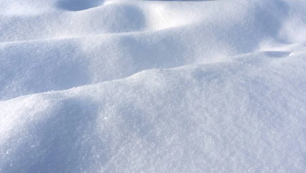 Frische Schneewehen Von Der Sonne Mit Blauen Schatten Beleuchtet — Stockfoto