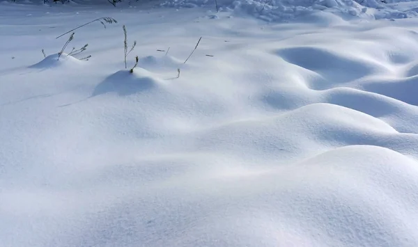 Licht und Schatten auf Neuschnee — Stockfoto