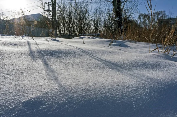 Lumière et ombre sur neige fraîche — Photo