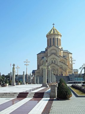 Kutsal Trinity Katedrali girişinden görüntülemek