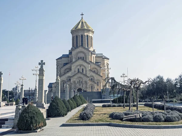 Visa av den majestätiska byggnaden av Heliga trefaldighetskyrkan i Tbilisi — Stockfoto