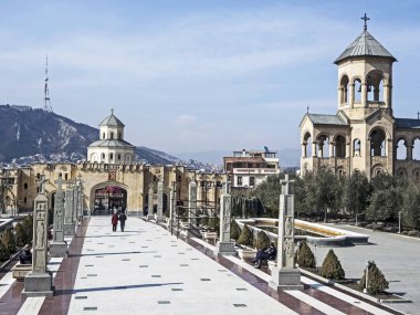 çan kulesi ve kutsal Trinity Katedrali Tiflis giriş kemer görünümü