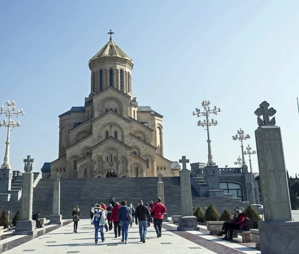 Visa av den majestätiska byggnaden av Heliga trefaldighetskyrkan i Tbilisi — Stockfoto