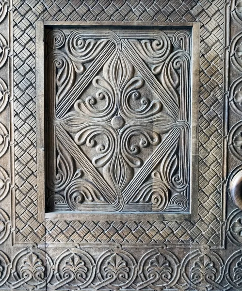 Διακόσμηση λεπτομέρειες ξύλινα σκαλιστά πόρτα — Φωτογραφία Αρχείου