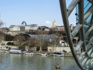 Tbil Kura Nehri için barış Köprüsü'nden görüntüleyin