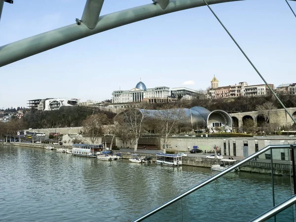 View from the Peace Bridge to the Bank of the Kura river in Tbilisi — Stock Photo, Image