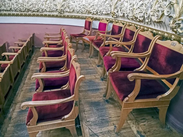 Stuhlreihen im Theater am Saalrand — Stockfoto
