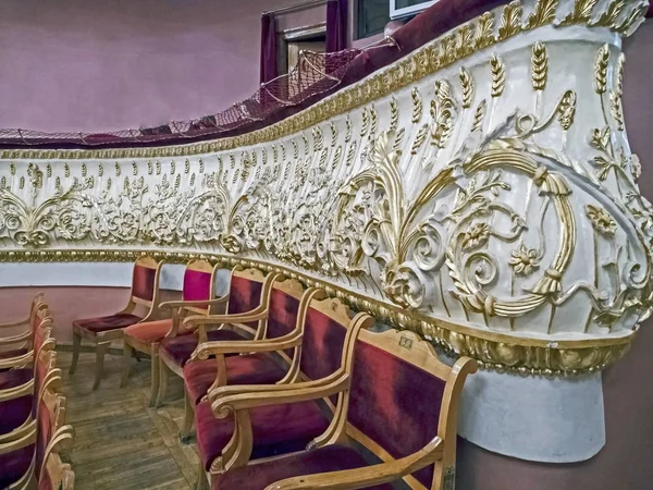 Rzędy krzeseł w teatrze na skraju hali — Zdjęcie stockowe