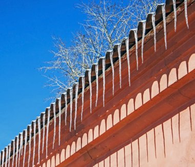 çatıdan asılı buz sarkıtları satır tarafından güneş yaktı