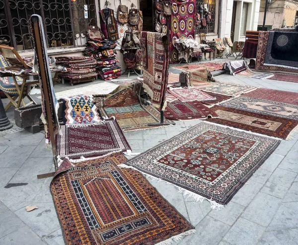 Venta de alfombras en la calle en Tiflis — Foto de Stock