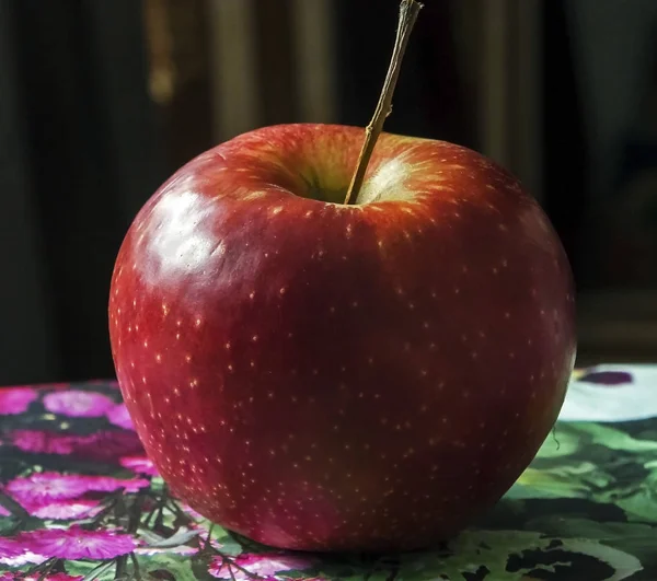 Roter Apfel auf dem Tisch, Makro — Stockfoto