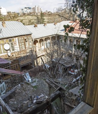 Eski Tiflis 'te eski ve dağınık avlu