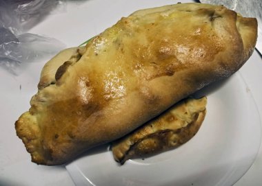 fırın hemen dışarı bir plaka üzerinde sıcak ev yapımı strudel
