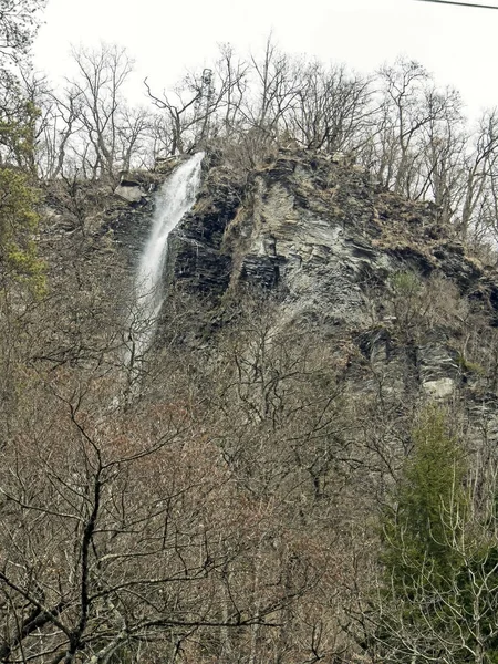 Waterval in Park van Borjomi lente — Stockfoto