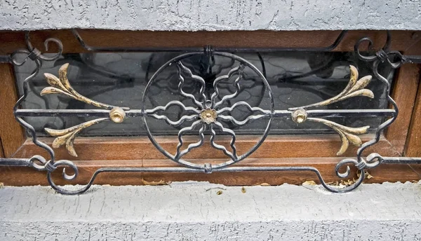 Fenêtre de sous-sol de clôture métallique torsadée — Photo