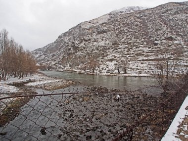 Gürcistan'da Paravani nehri üzerindeki asma köprüden görünüm