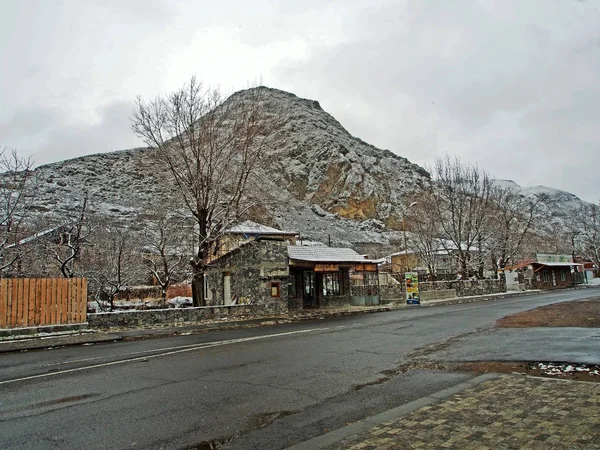 Gürcistan'da Khertvisi kale alanında yol boyunca dağlık arazi — Stok fotoğraf
