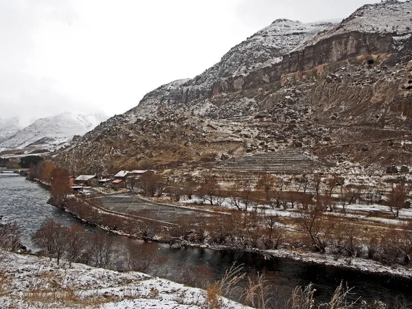 A Kura folyó völgye Grúziában, Vardzia területén, tavasszal — Stock Fotó