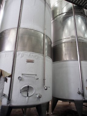 bir fabrikada şarap ile hoarfrost kaplı şarap tankları