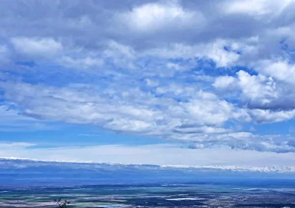 Cielo azul nublado sobre el valle de Alazani en Georgia — Foto de Stock