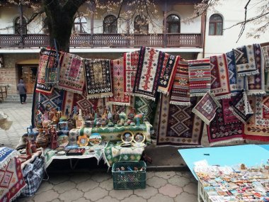 küçük bir Gürcü kasabasının sokakta küçük sokak ticareti