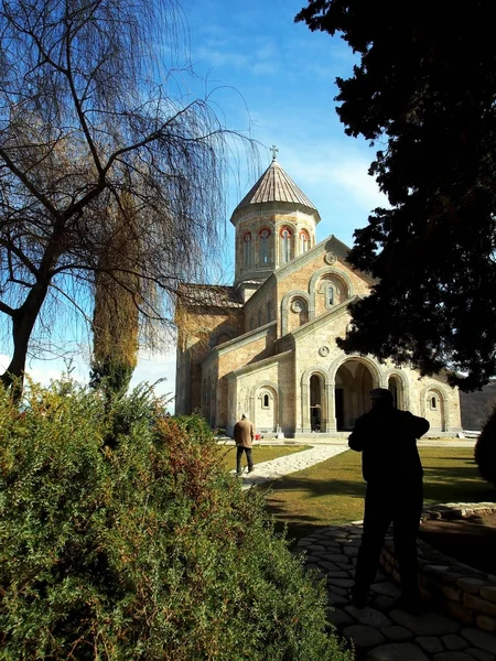 Древний монастырь Бодбе в Грузии, освещенный утренним солнцем — стоковое фото