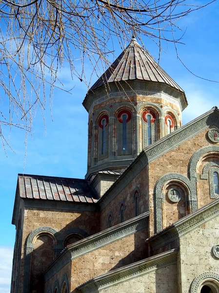 Oude klooster van Bodbe in Georgië verlicht door de ochtendzon — Stockfoto