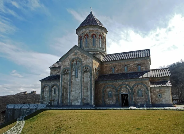 Oude klooster van Bodbe in Georgië verlicht door de ochtendzon — Stockfoto