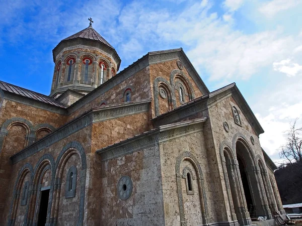 Antico monastero di Bodbe in Georgia illuminato dal sole del mattino — Foto Stock