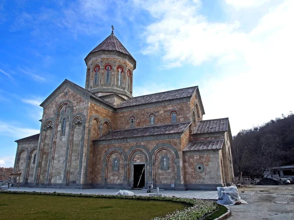 Forntida kloster Bodbe i Georgien upplyst av morgonsolen — Stockfoto