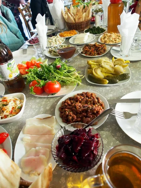 Traditionellt georgianskt bord för kära gäster — Stockfoto