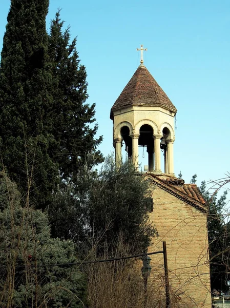A torre sineira da antiga histórica Catedral de Sioni em Tbilisi — Fotografia de Stock