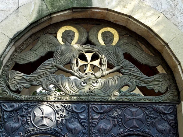 Tiflis'teki Gürcü Patrikhanesi'nin kapılarının üst dekorasyonu — Stok fotoğraf