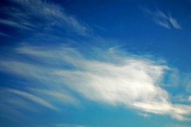 açık beyaz bulutlar suluboya ile mavi gökyüzü dokusu