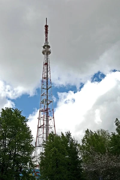 Cuerpo urbano es la antena de radio en un cielo nublado fondo — Foto de Stock